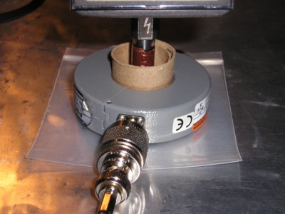 Measuring current into ground plane through tip capacitor